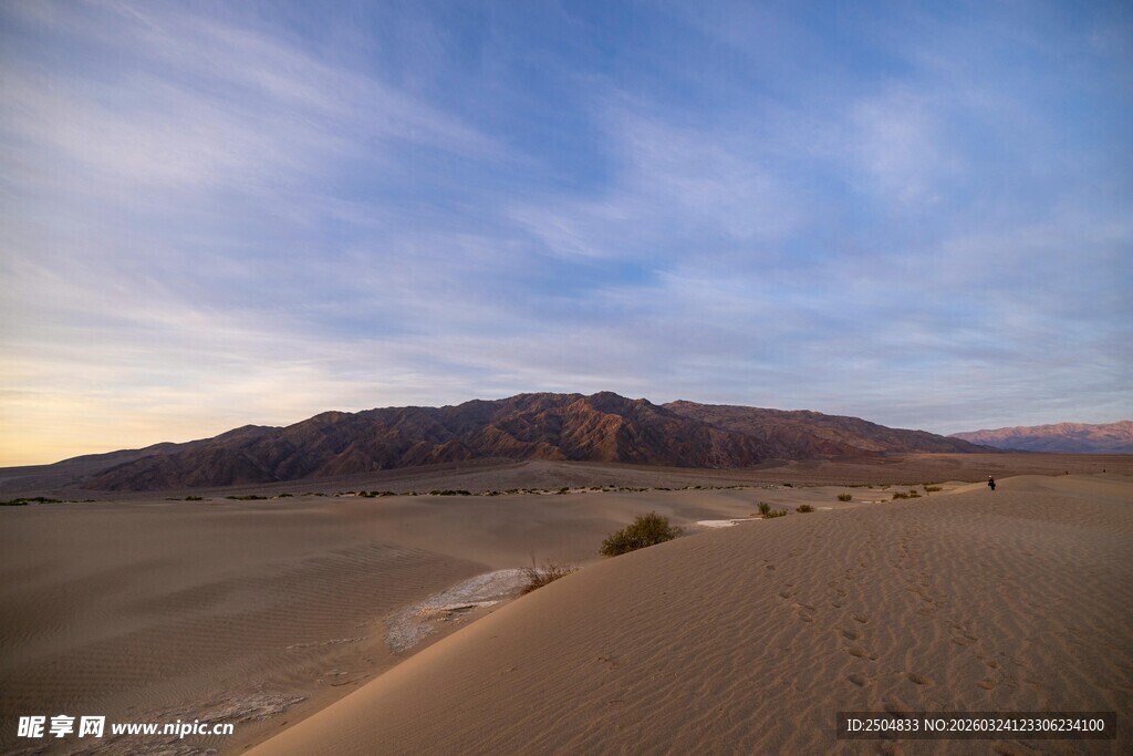  漠黄昏下的壮丽山脉