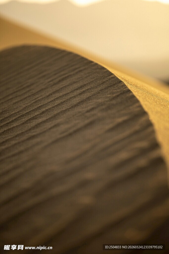 深色木纹桌面近景特写