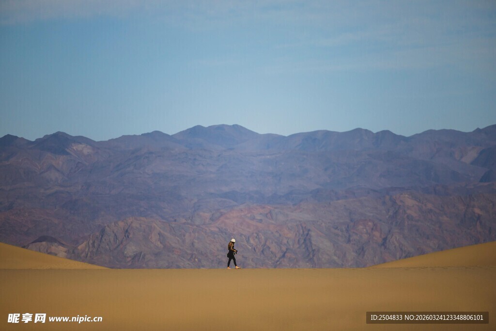  漠孤影 远山相伴