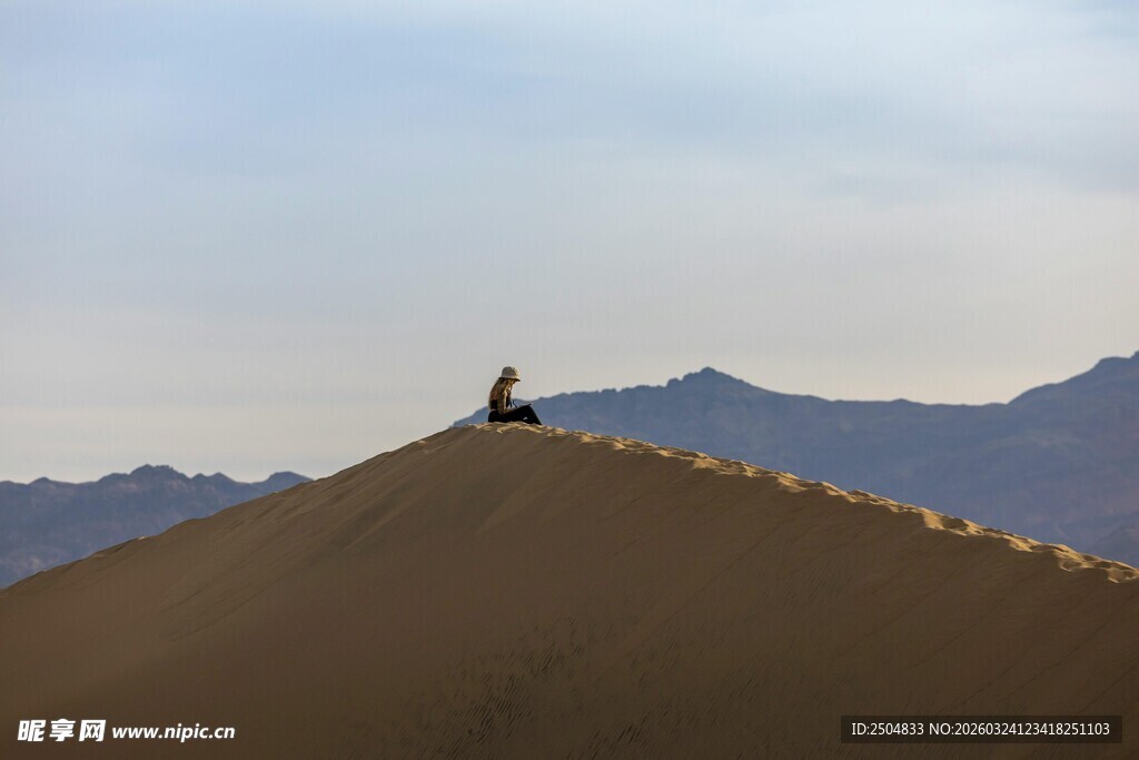  漠孤影与远方山峦