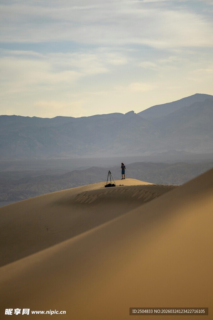  漠之巅的孤独行者