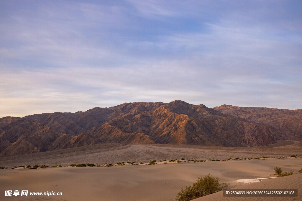  漠中的壮丽山脉景观
