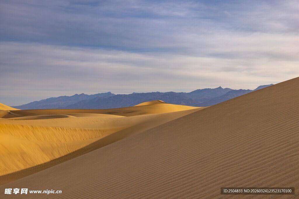  漠风光 连绵沙丘与远山