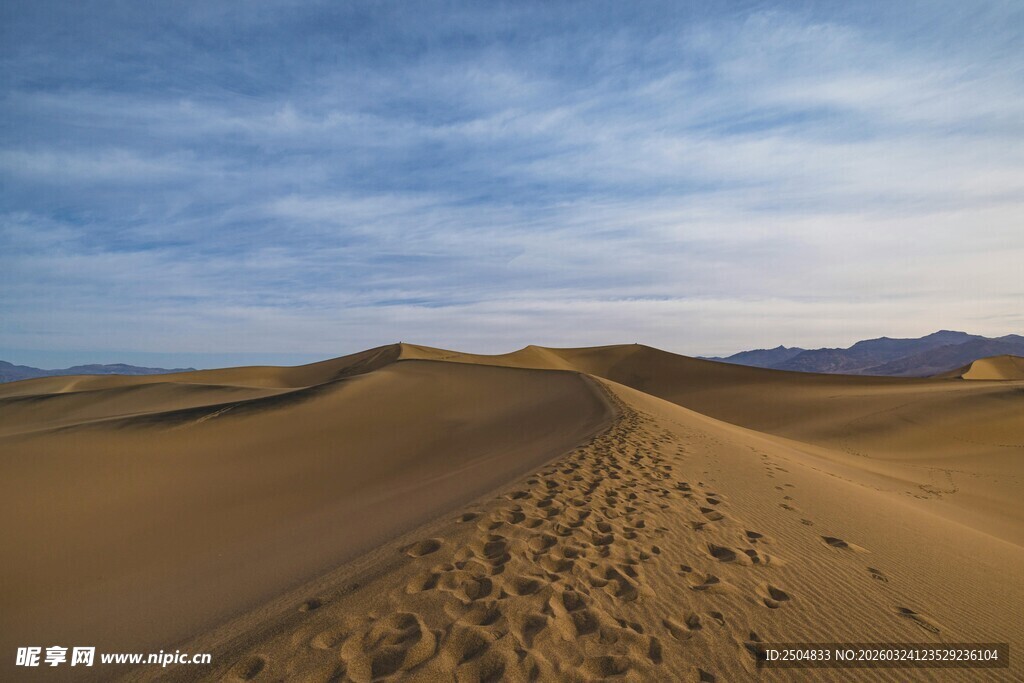  漠风光 沙丘与蓝天美景