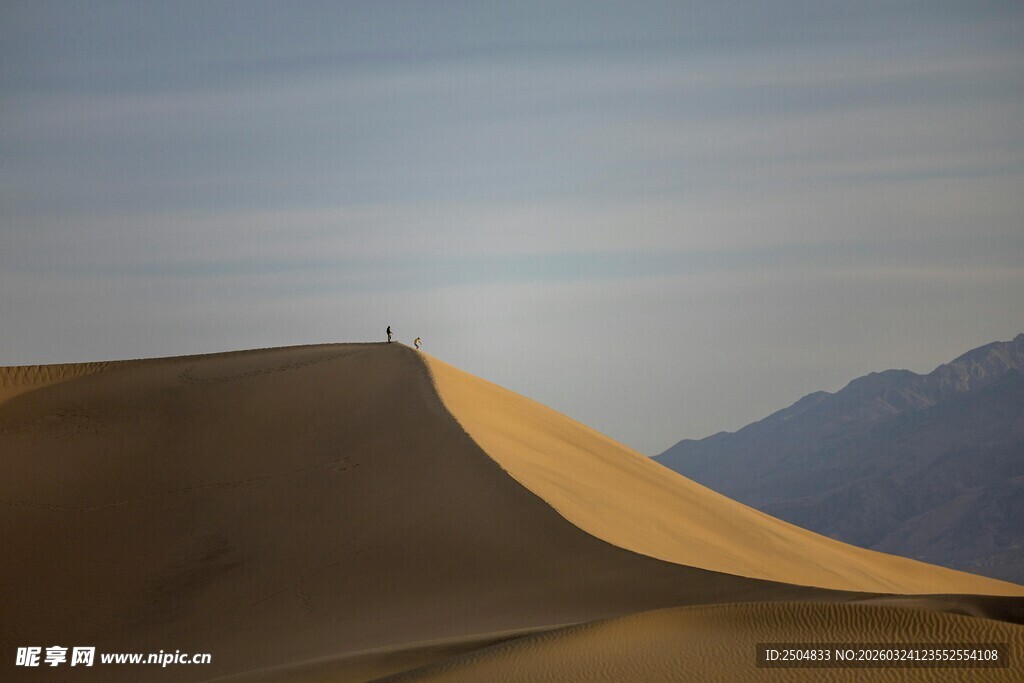  漠风光 沙丘与远山