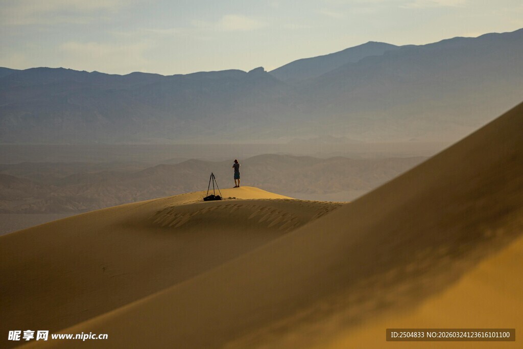  漠中两人漫步的壮丽风景