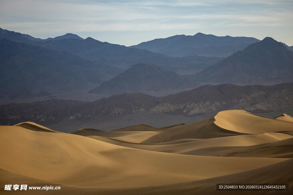  漠与远山壮丽景观