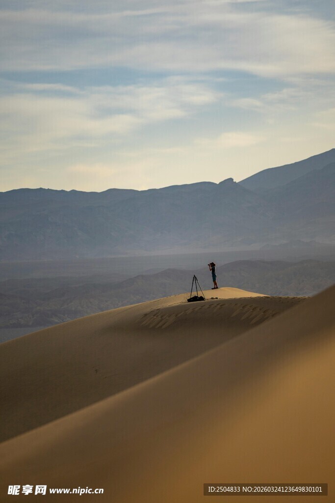  漠漫步 远方山峦与旅人