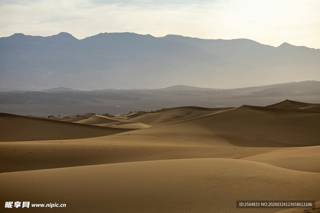 广袤 漠与远处山峦景观