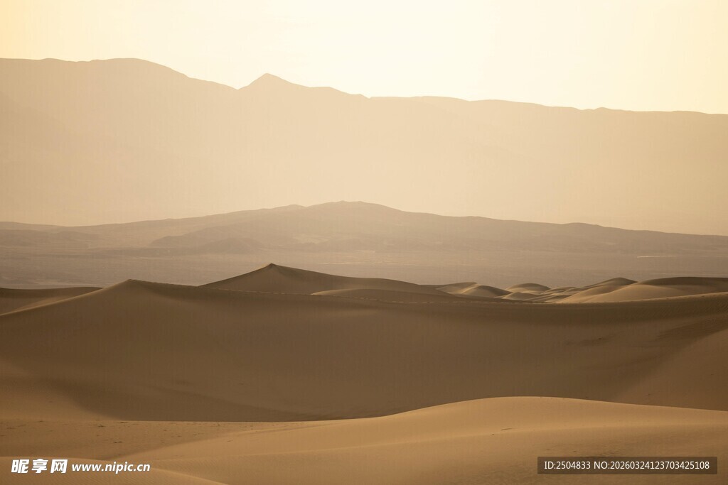  漠沙丘与远山景观