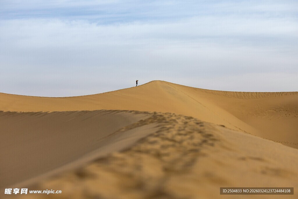  漠足迹 一人漫步沙海