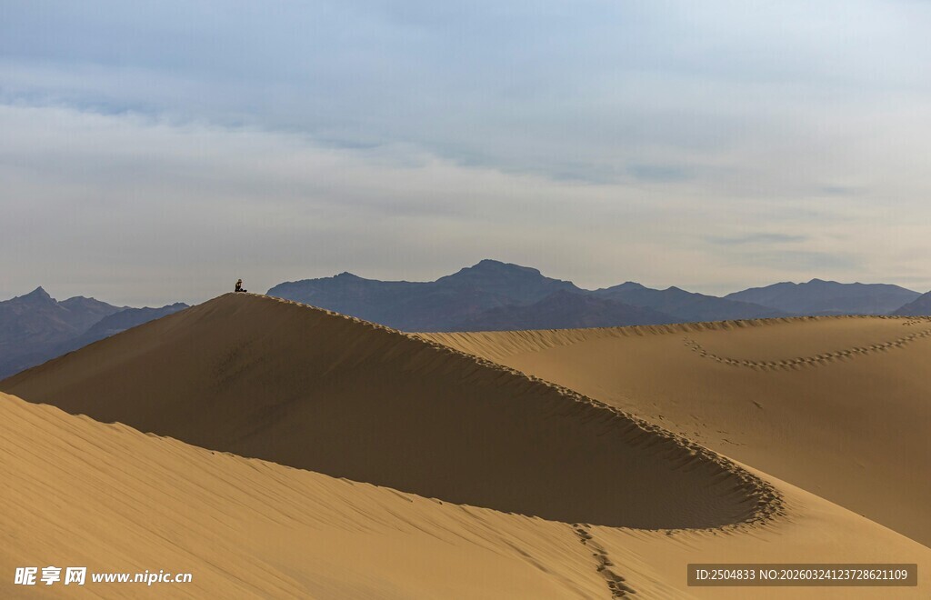 广袤 漠与远处山峦