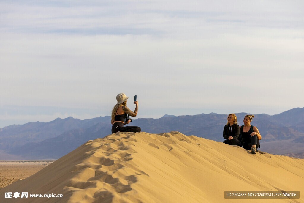  漠驼队与远方壮丽山脉
