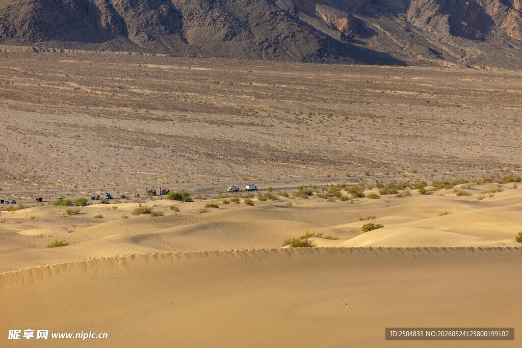  漠风光与远处山峦