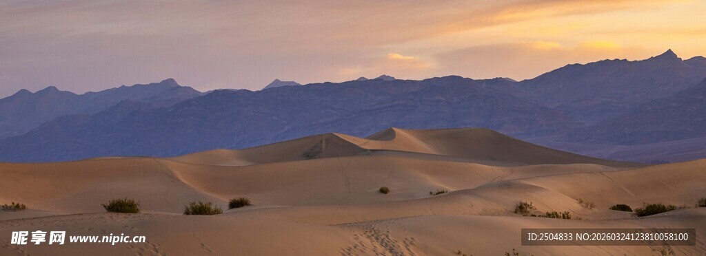  漠黄昏下的壮丽山脉