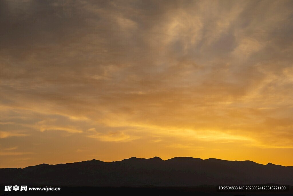 壮丽黄昏下的山峦与云霞