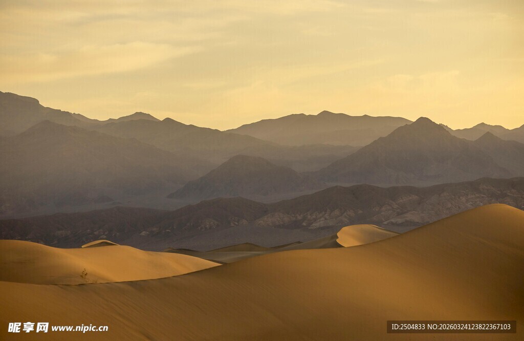  漠与远山的壮丽景观