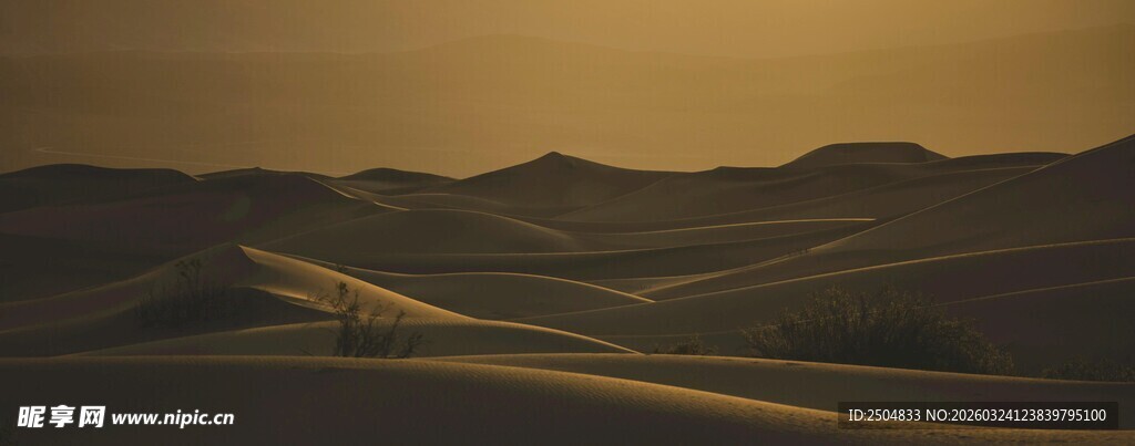 黄昏下的蜿蜒 漠公路