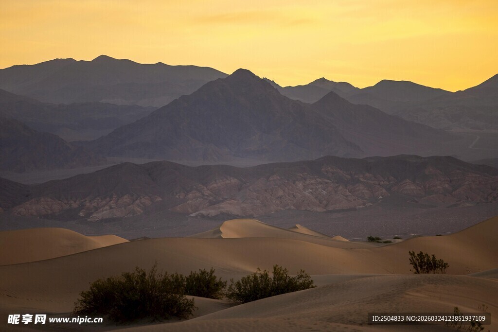  漠黄昏下的壮丽山脉