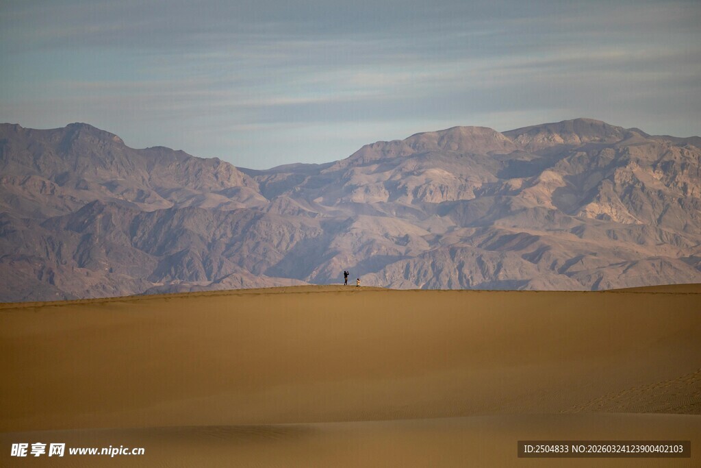  漠远山壮丽景观