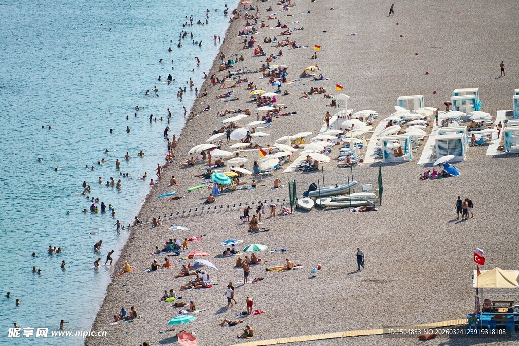 热闹海滨沙滩场景