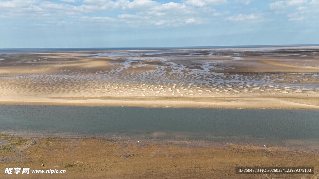 广阔河滩与蜿蜒河水景观