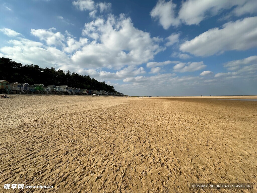 广阔沙滩与蓝天白云美景
