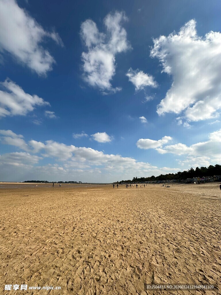 广袤田野与蓝天白云
