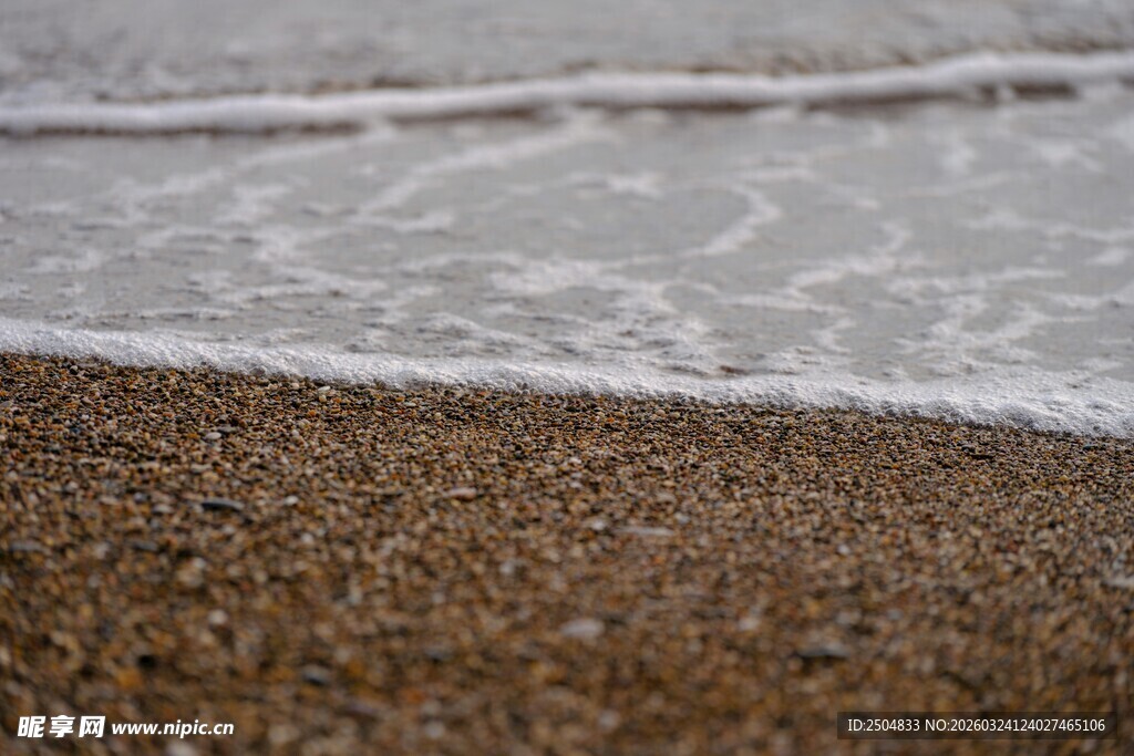 沙滩上的海浪轻拍画面
