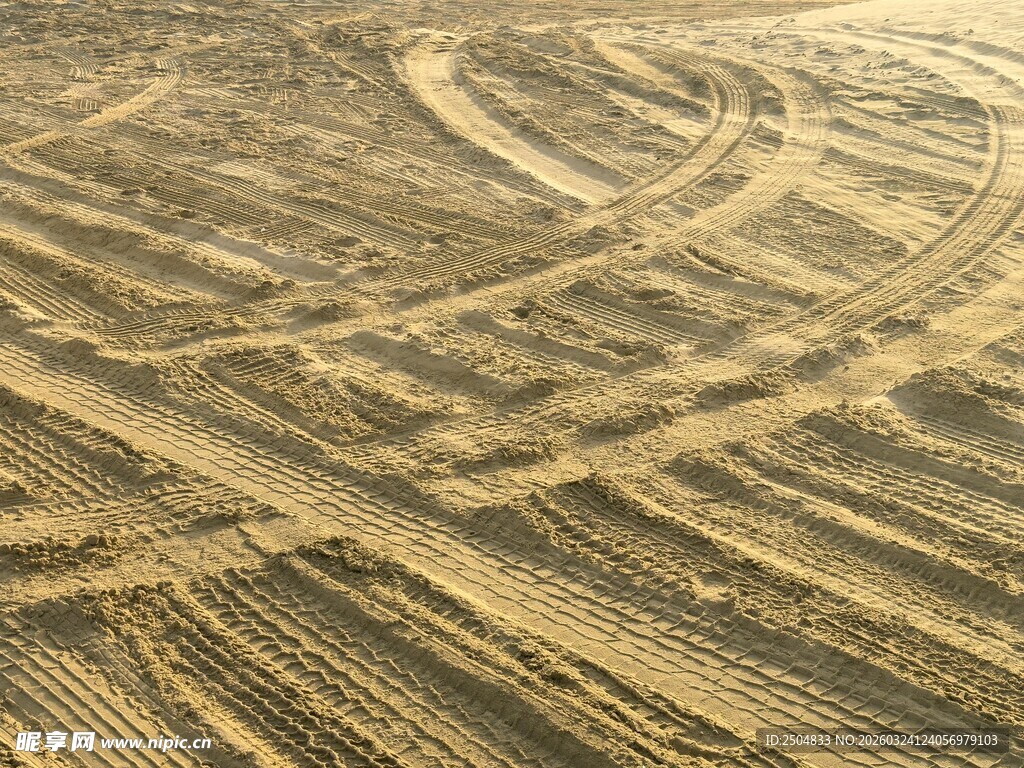 田野上的车轮痕迹