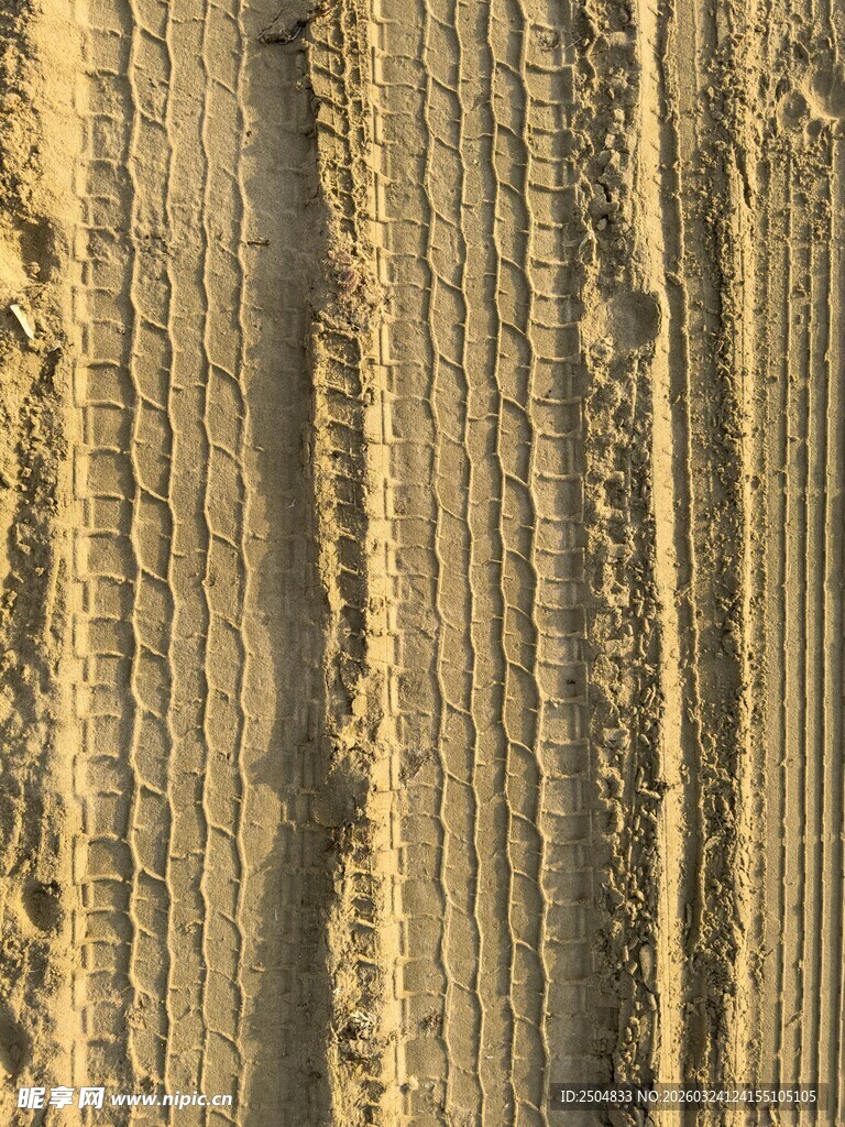 轮胎压过的沙地痕迹