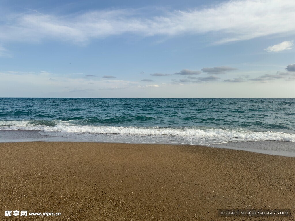 宁静海滩 海浪轻拍沙滩