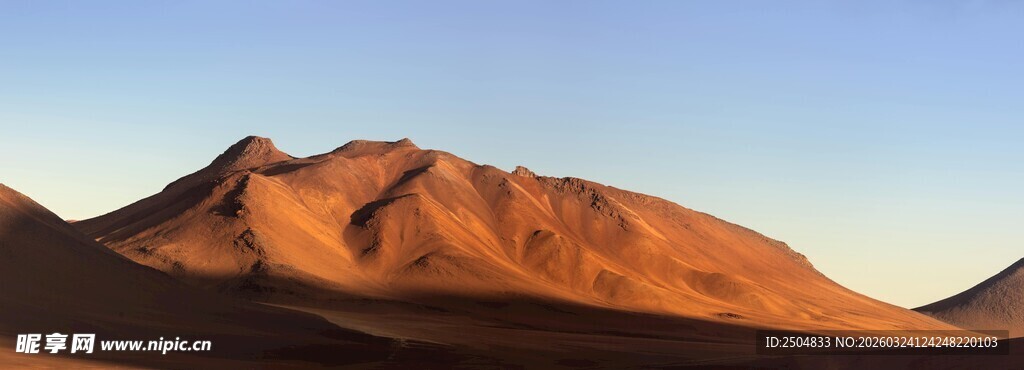 壮丽红土山丘景观