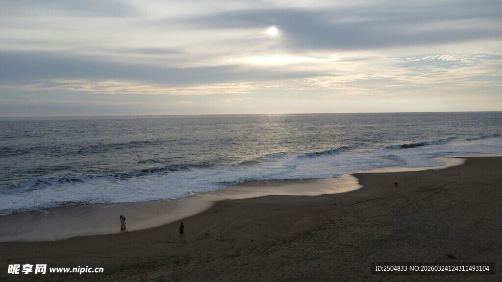 海边黄昏下的漫步身影
