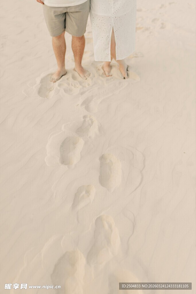 沙滩上情侣的浪漫足迹