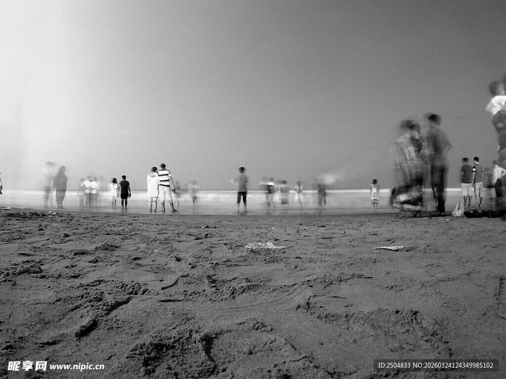 沙滩上的人群活动场景