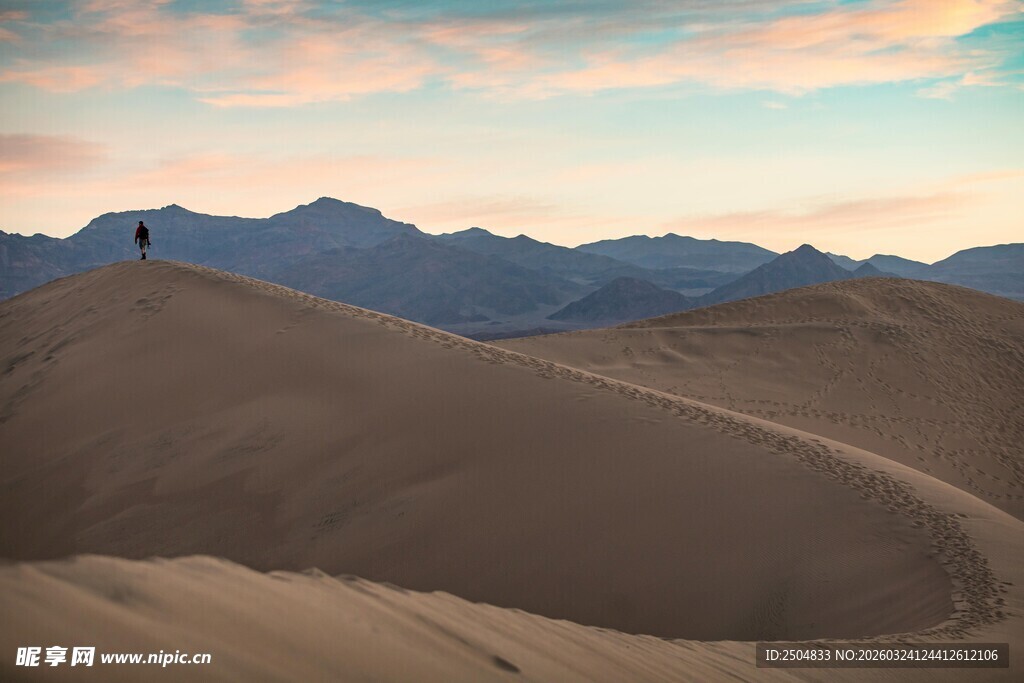  漠日暮下的远方山峦
