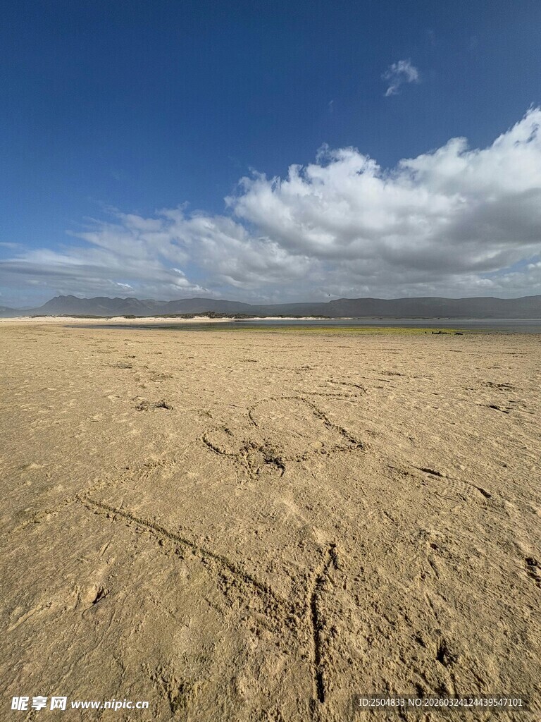 广袤 漠与蓝天白云景观