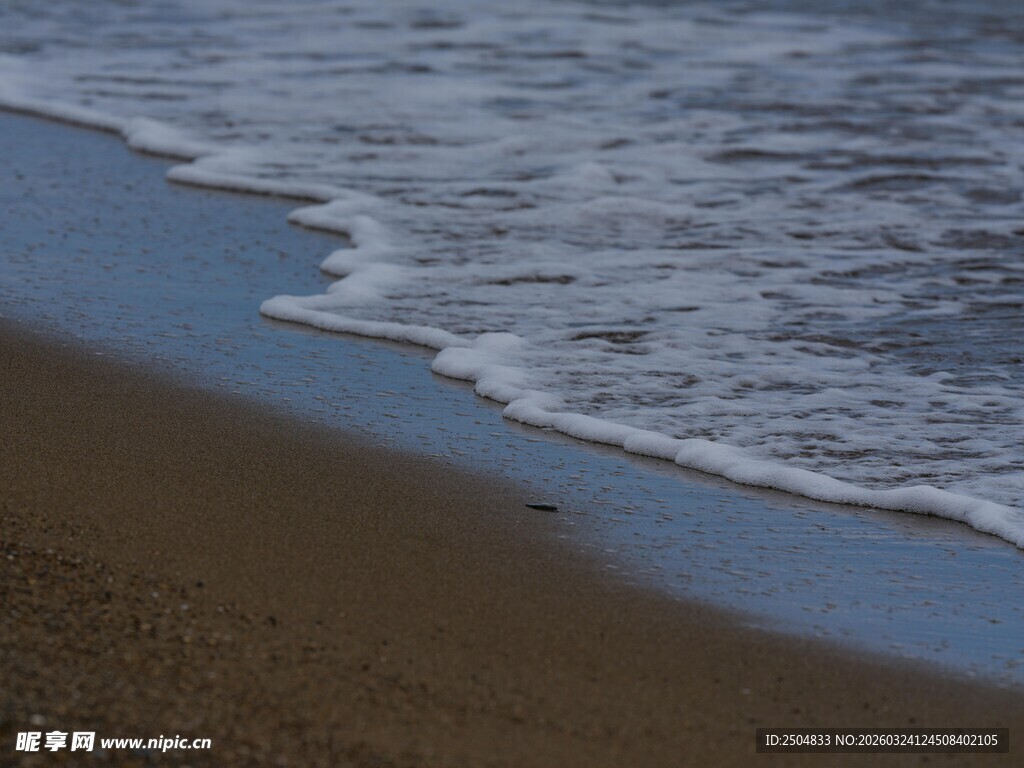 海边沙滩上的轻柔海浪