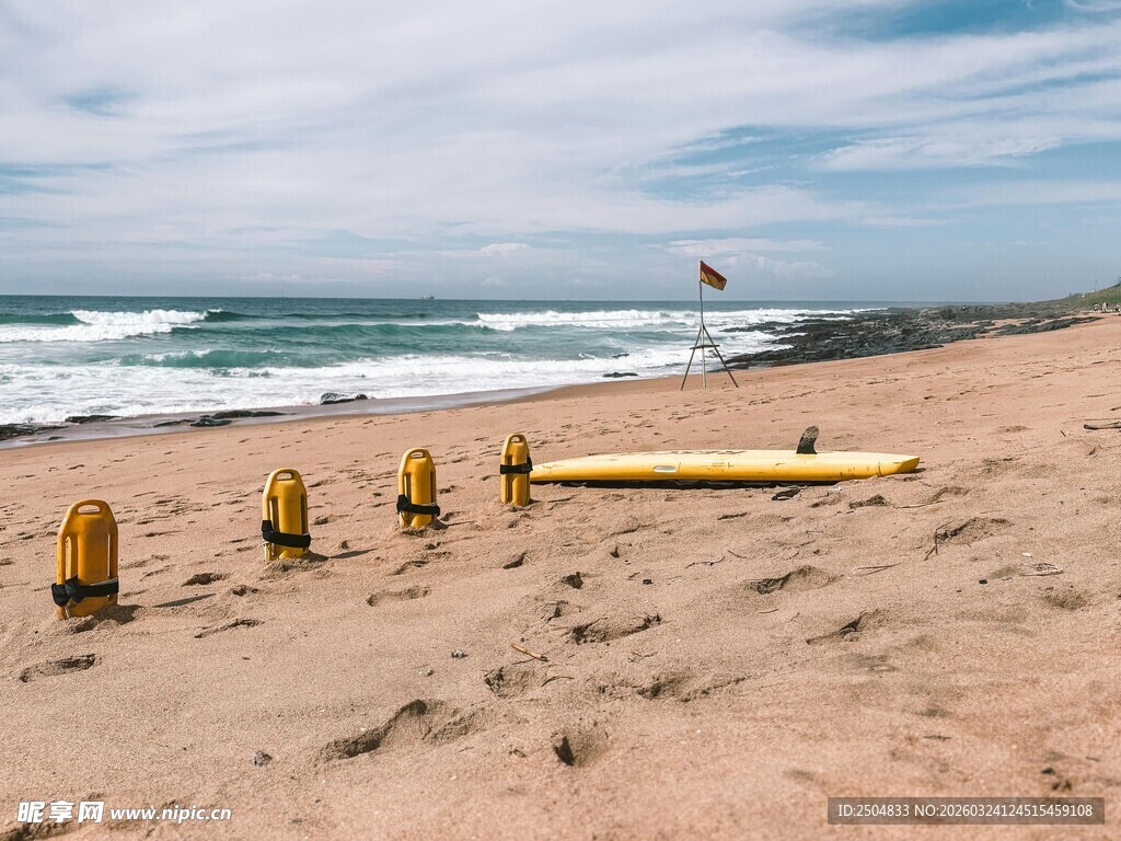 海滩上的救生设备