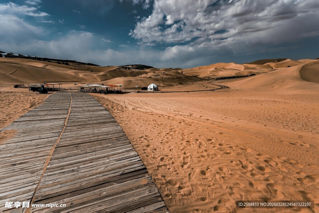  漠中的木质栈道景观