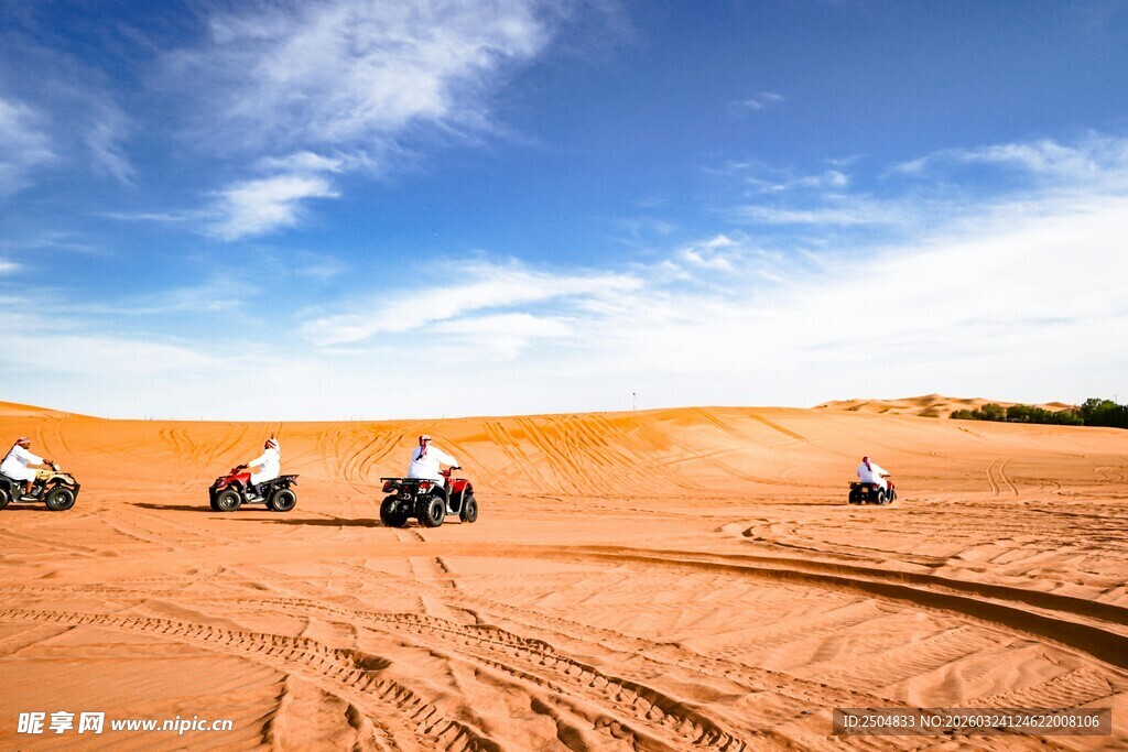  漠中驾驶四轮摩托车
