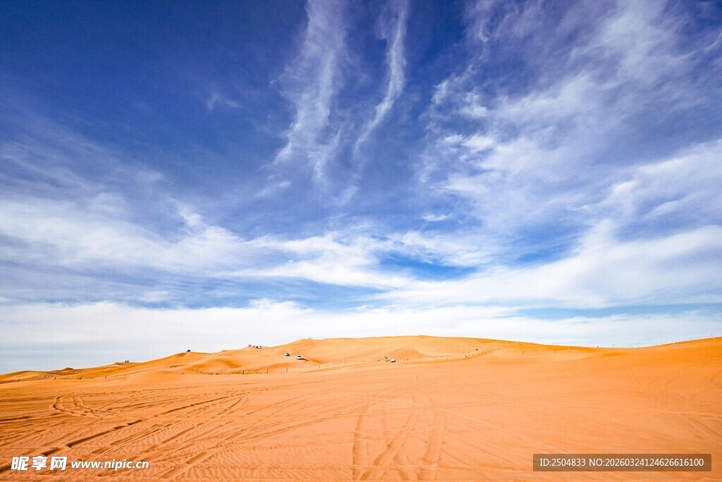 广袤 漠与蓝天白云景观