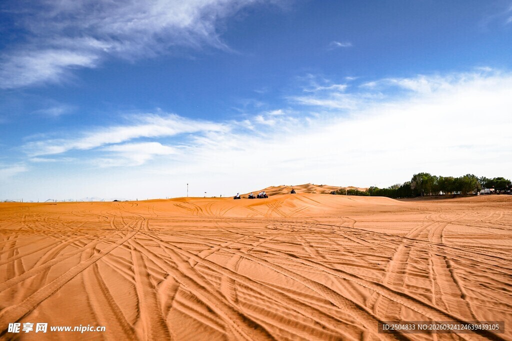  漠风光 车辙印与蓝天