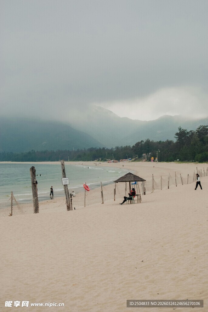 宁静沙滩上的悠闲景象