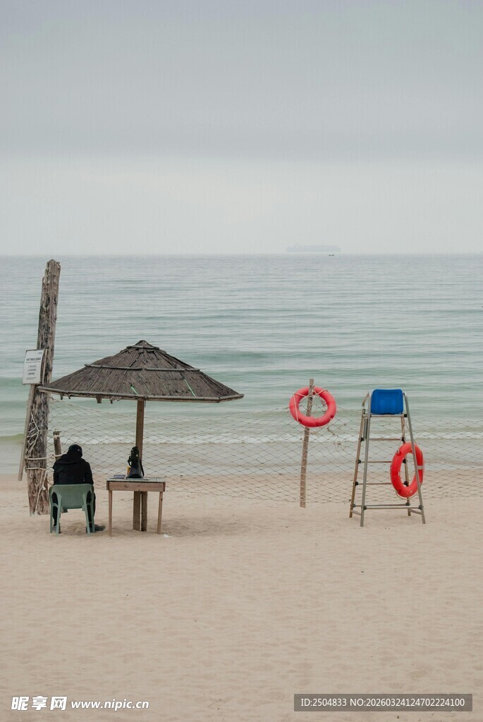 海边沙滩上的休闲设施