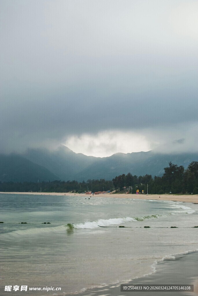 阴天的海滨风光