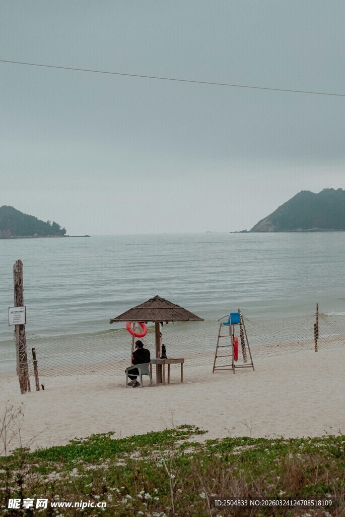 海滨沙滩悠闲场景