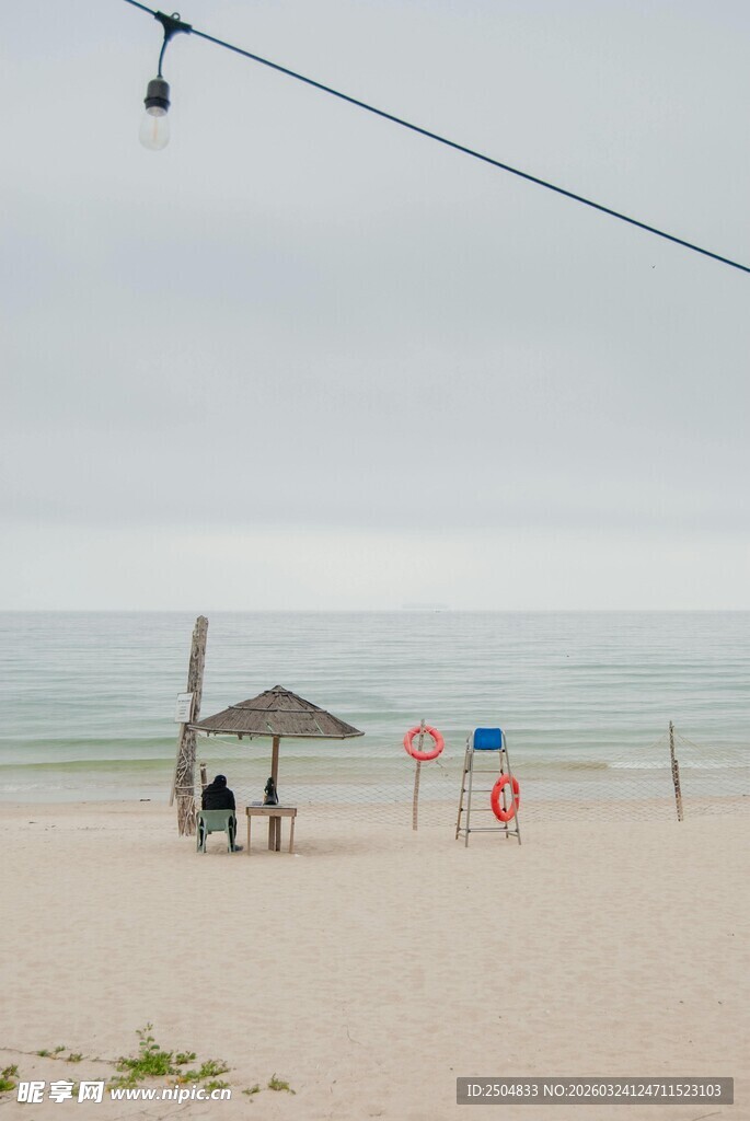 海边沙滩上的简易遮阳处