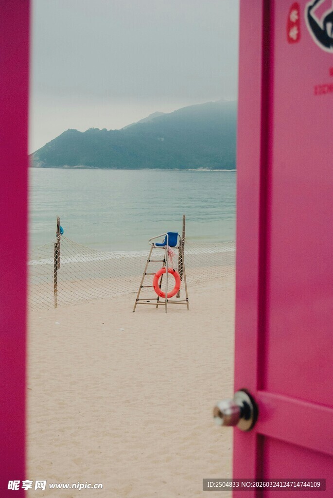 透过粉门看海边救生椅